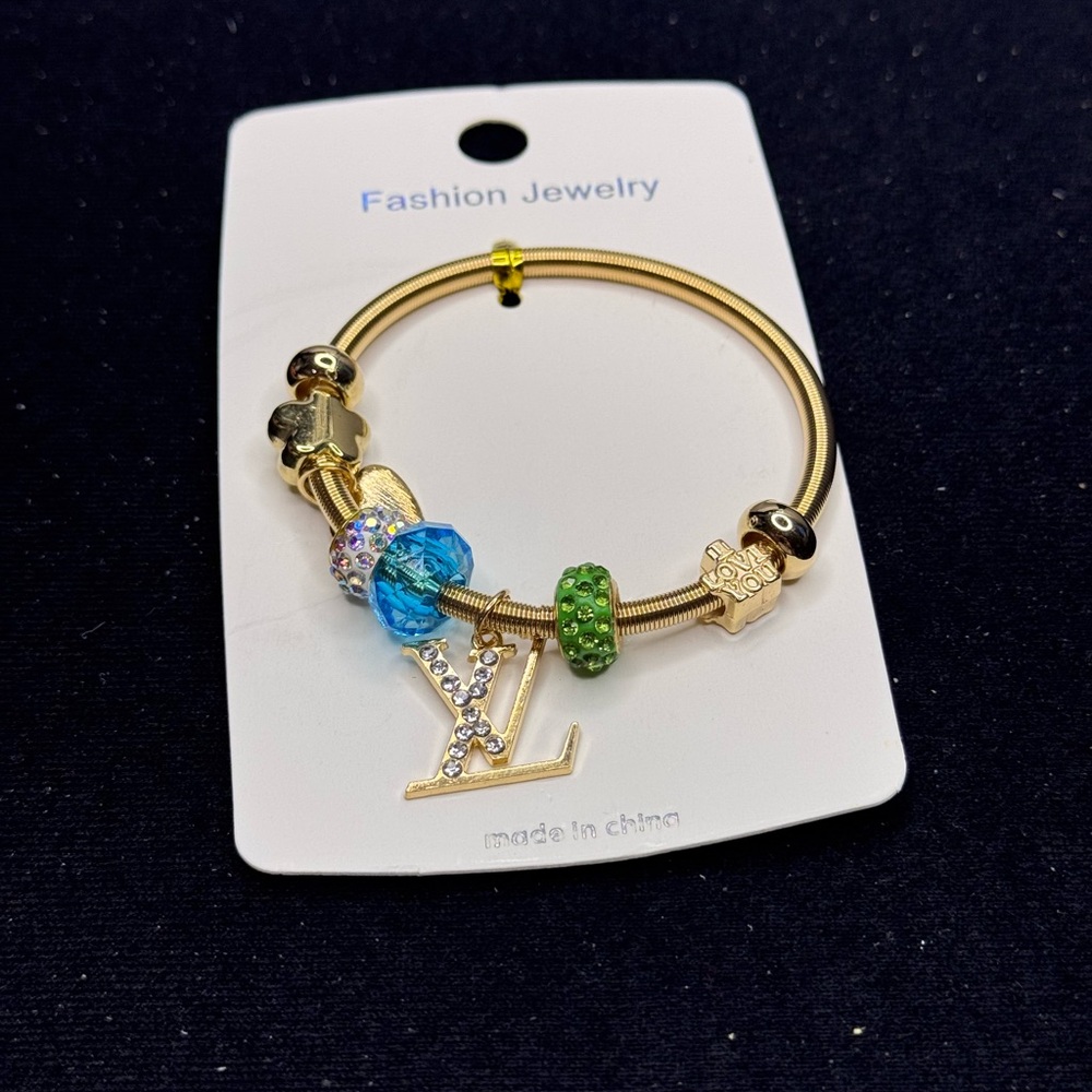 Fashion Jewelry Gold Tone Sparkling Heart
Charm Stretch Bracelet White Green